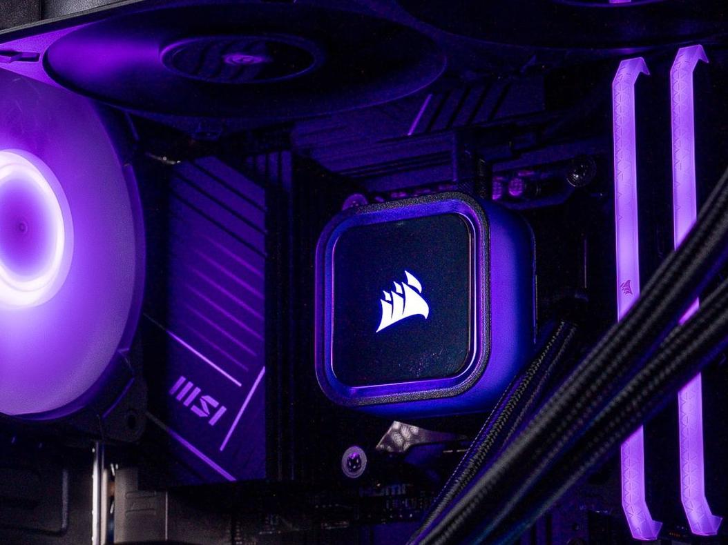 Watercooling Corsair RGB avec ventilateurs et RAM éclairée violet dans PC gaming haute performance MSI avec refroidissement optimisé