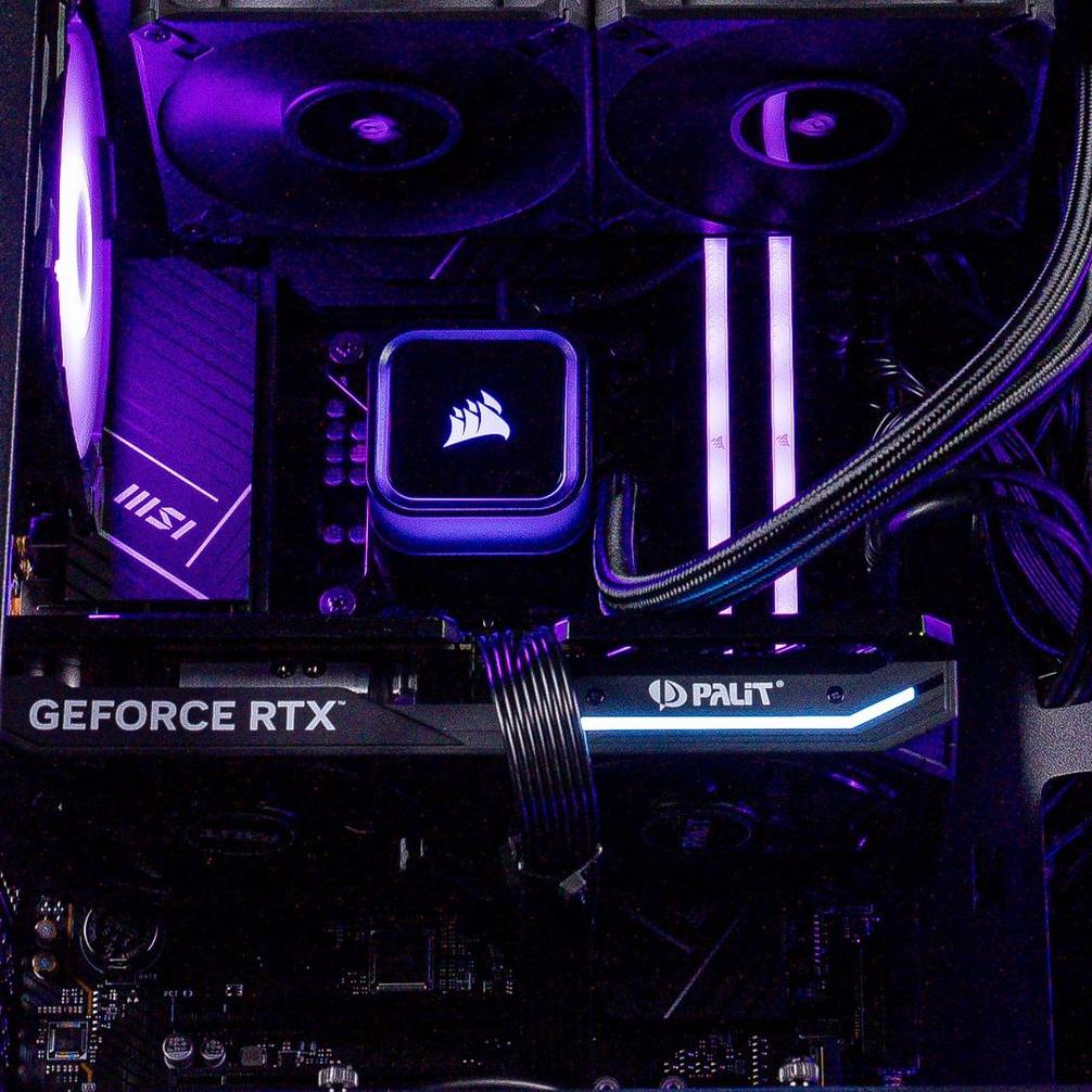 Intérieur PC gaming avec GeForce RTX Palit, watercooling Corsair RGB et RAM DDR5 éclairée violet pour performance et refroidissement optimal