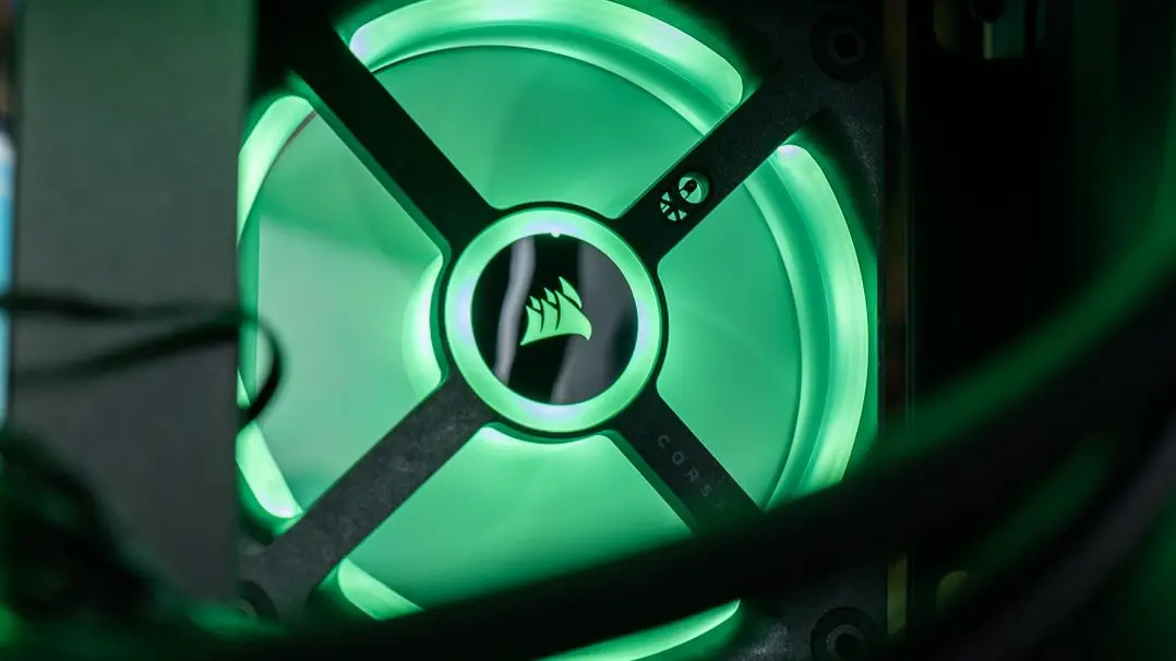 Ventilateur Corsair iCUE Link QX120 RGB avec éclairage LED vert dans un boîtier PC FlowUP