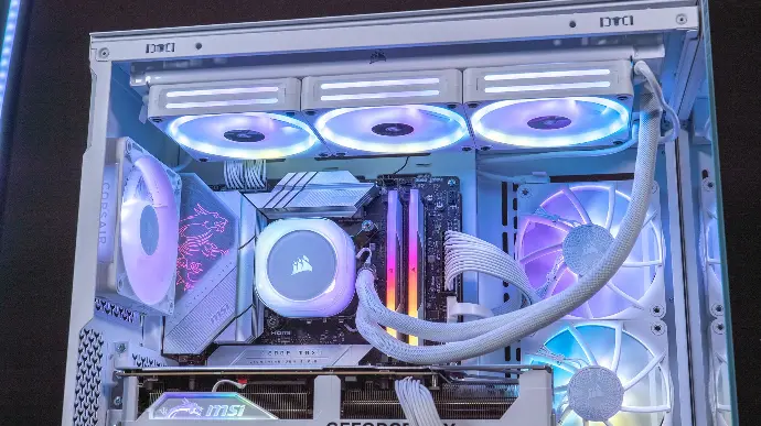 Vue intérieure du PC Gamer blanc FlowUP : boîtier Corsair 3500X, watercooling iCUE Link H150i et RAM Vengeance RGB