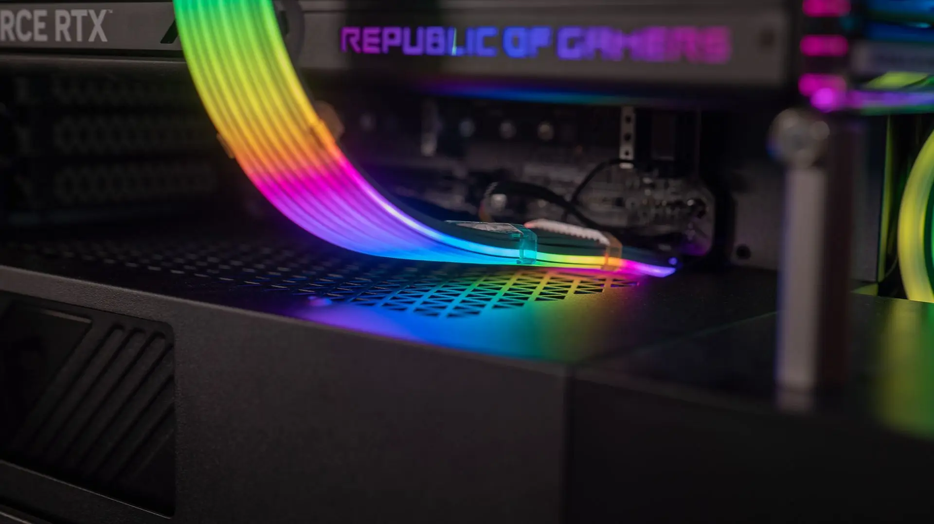 Détail carte graphique NVIDIA GeForce RTX et câbles RGB Strimer dans un PC Gamer sur mesure Good Guy FlowUP