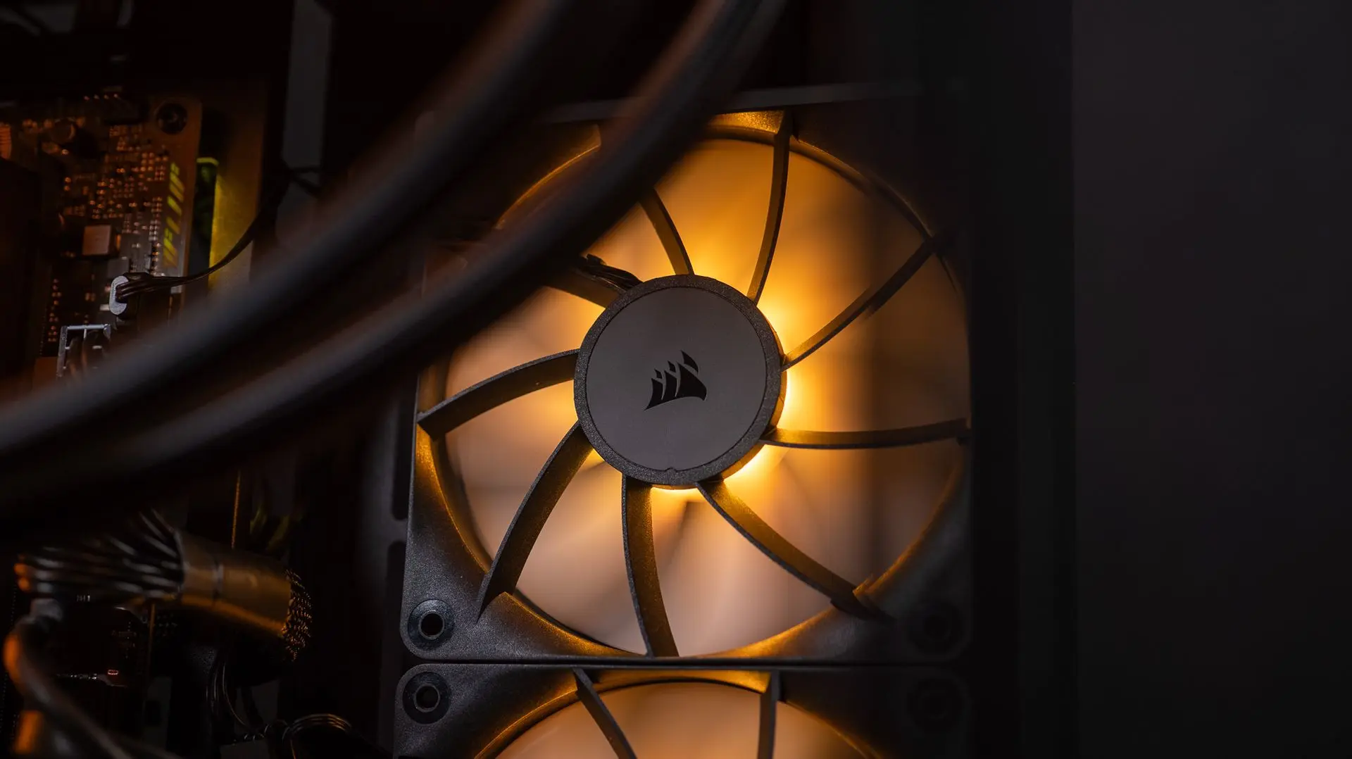Détail ventilateur Corsair iCUE Link avec éclairage ambre dans un PC FlowUP