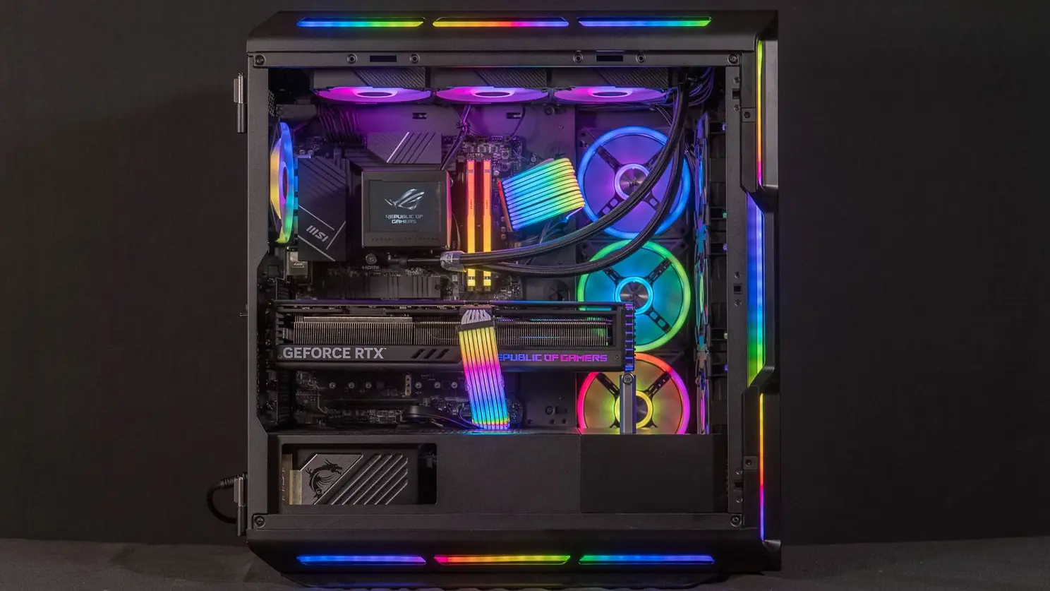 PC Gamer FlowUP sur mesure Good Guy avec composants RGB, carte graphique NVIDIA GeForce RTX et watercooling