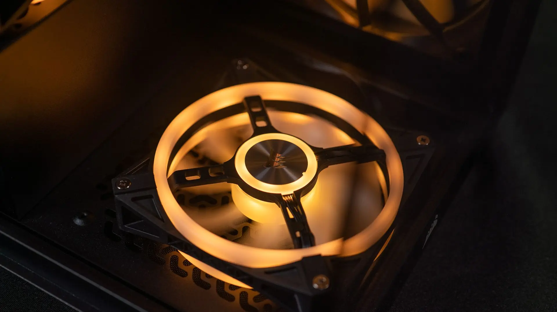 Zoom sur un ventilateur Corsair iCUE avec rétroéclairage ambre en bas du châssis d'un PC FlowUP