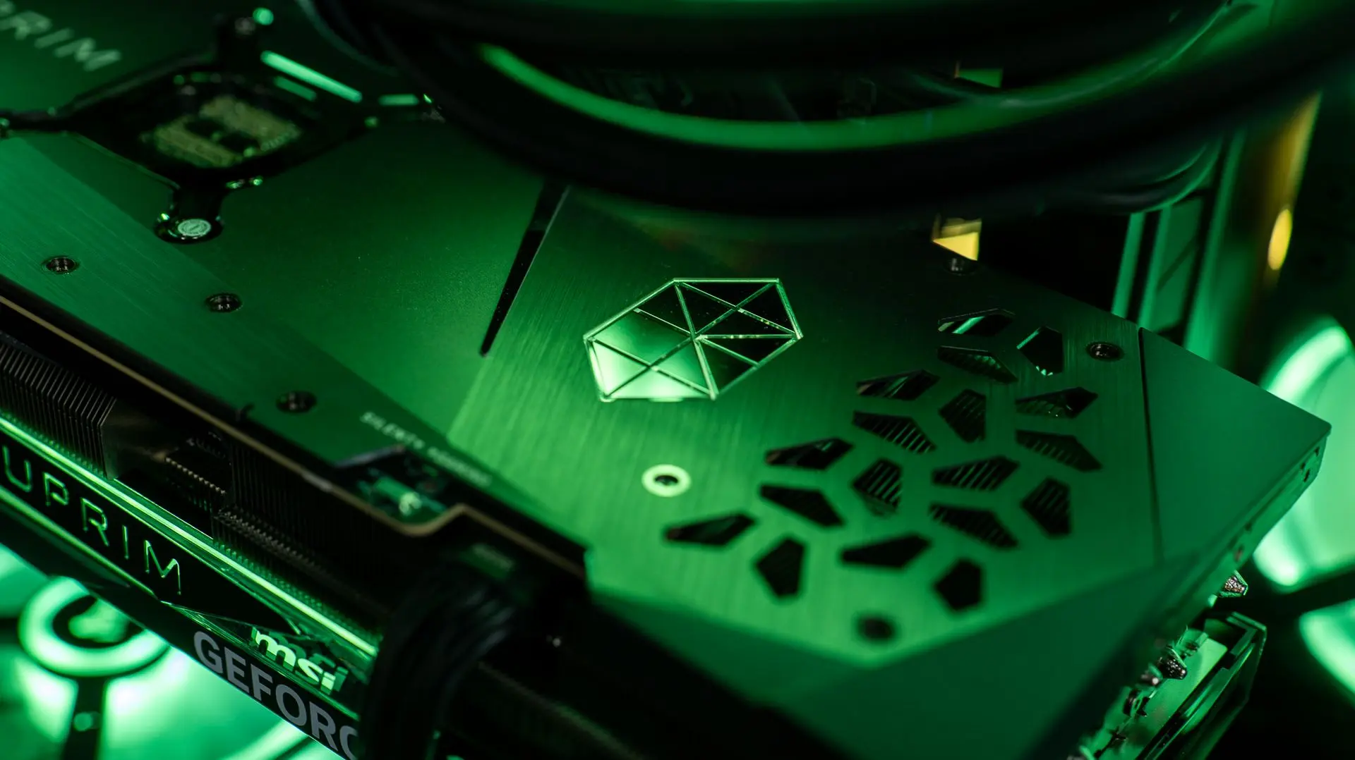 Backplate en métal brossé de la MSI RTX 4080 Suprim X avec logo rétroéclairé dans un montage PC FlowUP