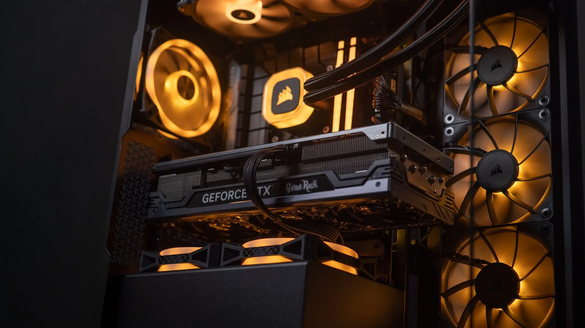 PC Gamer FlowUP sur mesure : RTX 4080, boîtier Corsair et éclairage LED ambre chaleureux