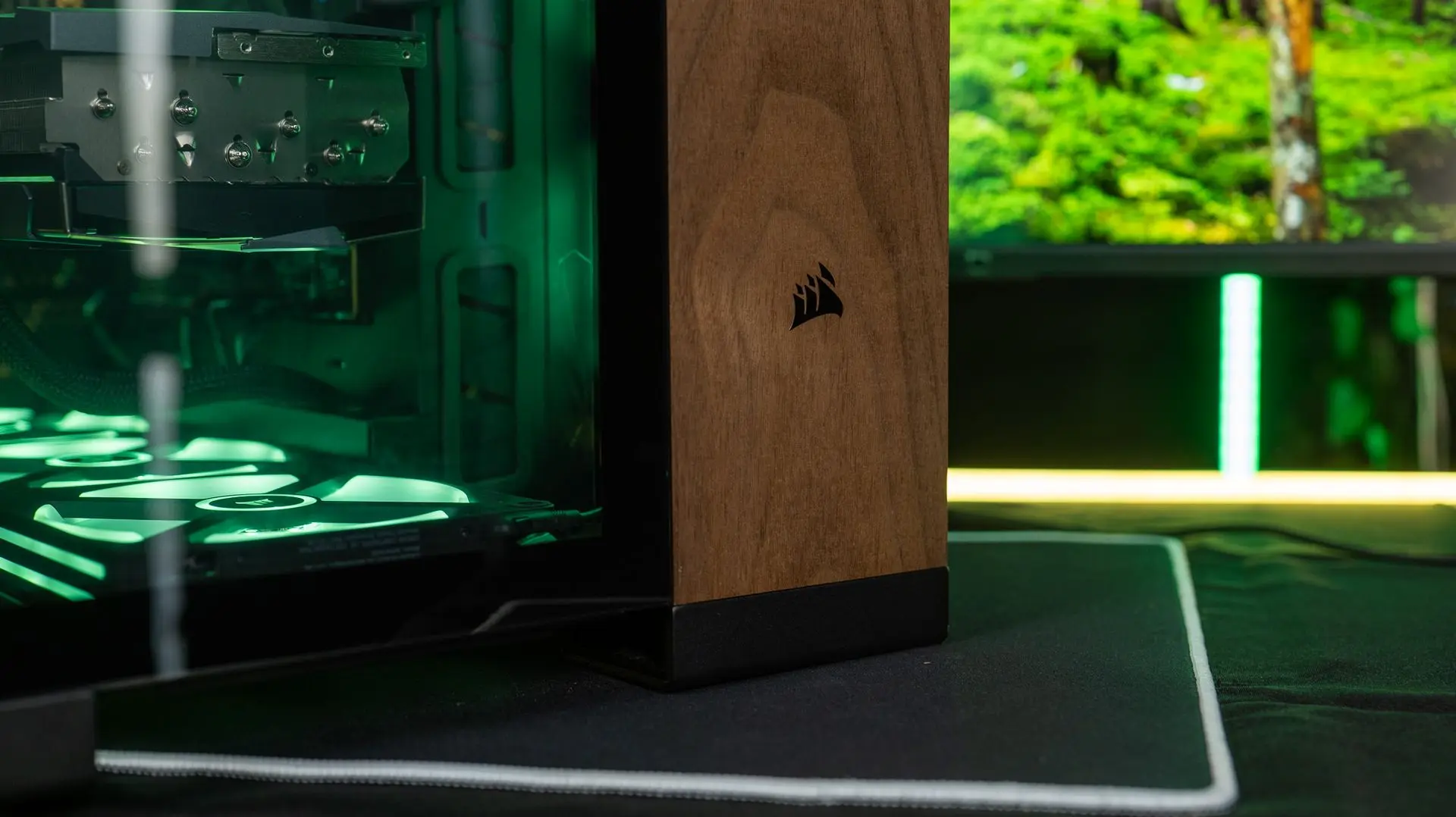 Détail de la finition bois du boîtier Corsair 6500X pour un PC gamer sur mesure FlowUP