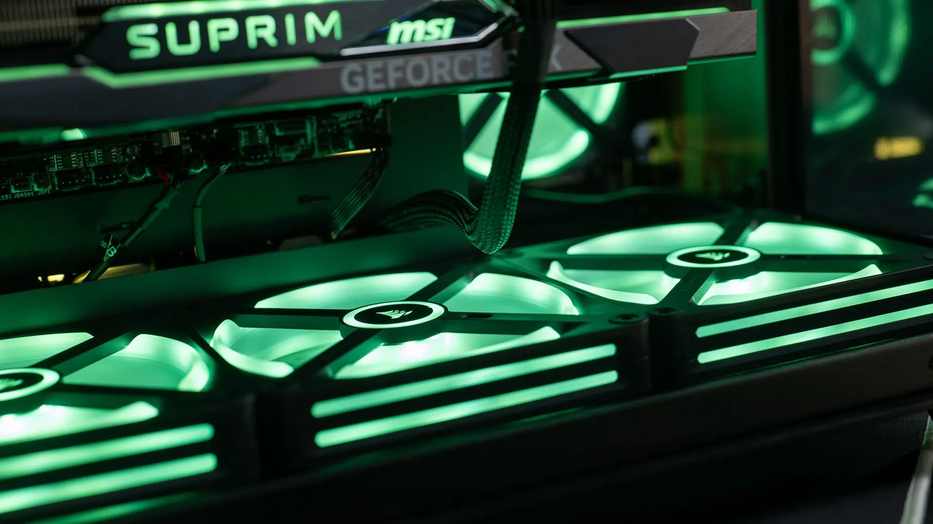 Détail d'un PC FlowUP : carte graphique MSI RTX 4080 Suprim X et ventilateurs Corsair iCUE Link QX120 RGB verts