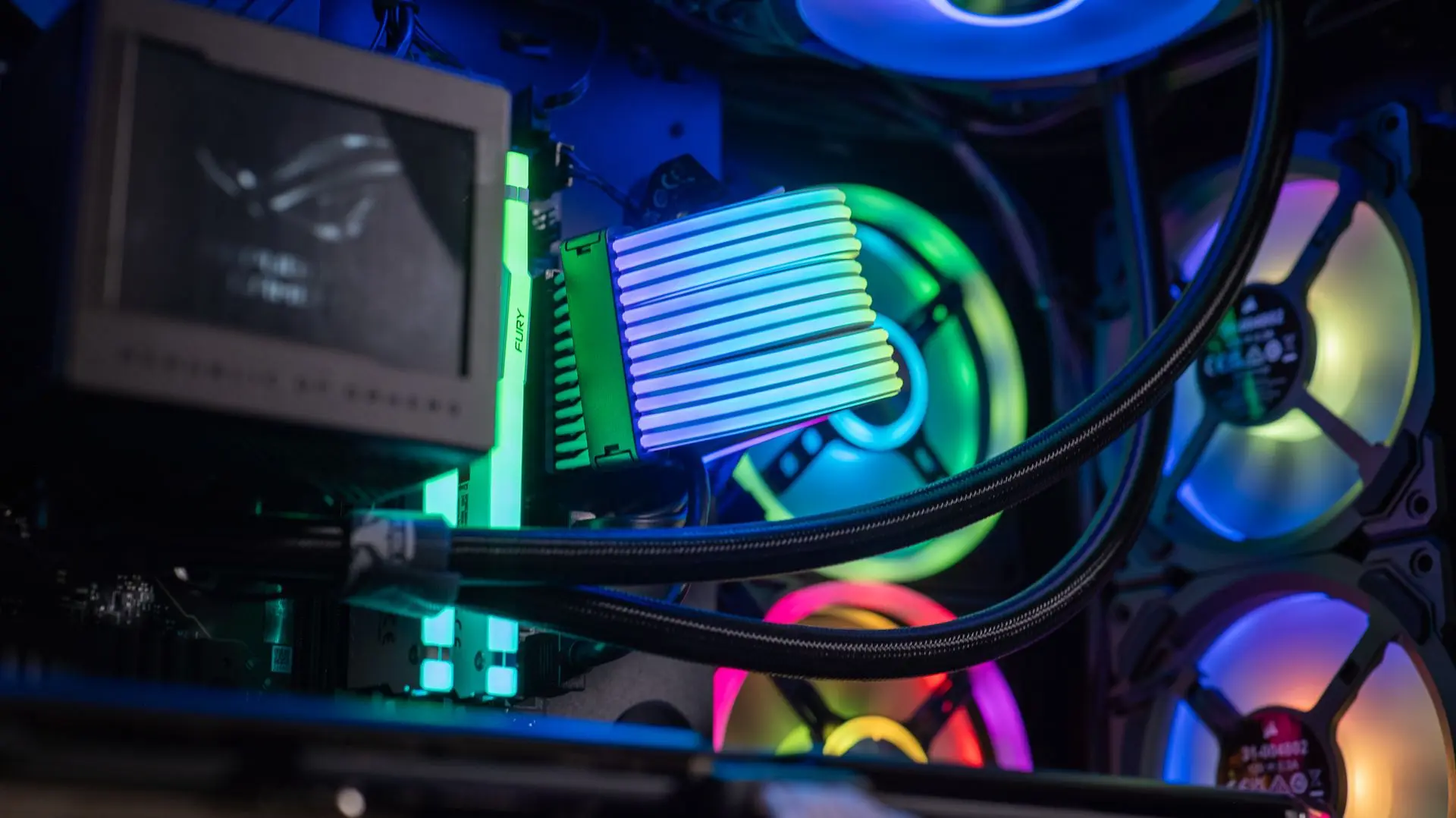 Intérieur d'un PC Gamer Good Guy sur mesure FlowUP avec watercooling ROG et éclairage RGB personnalisé