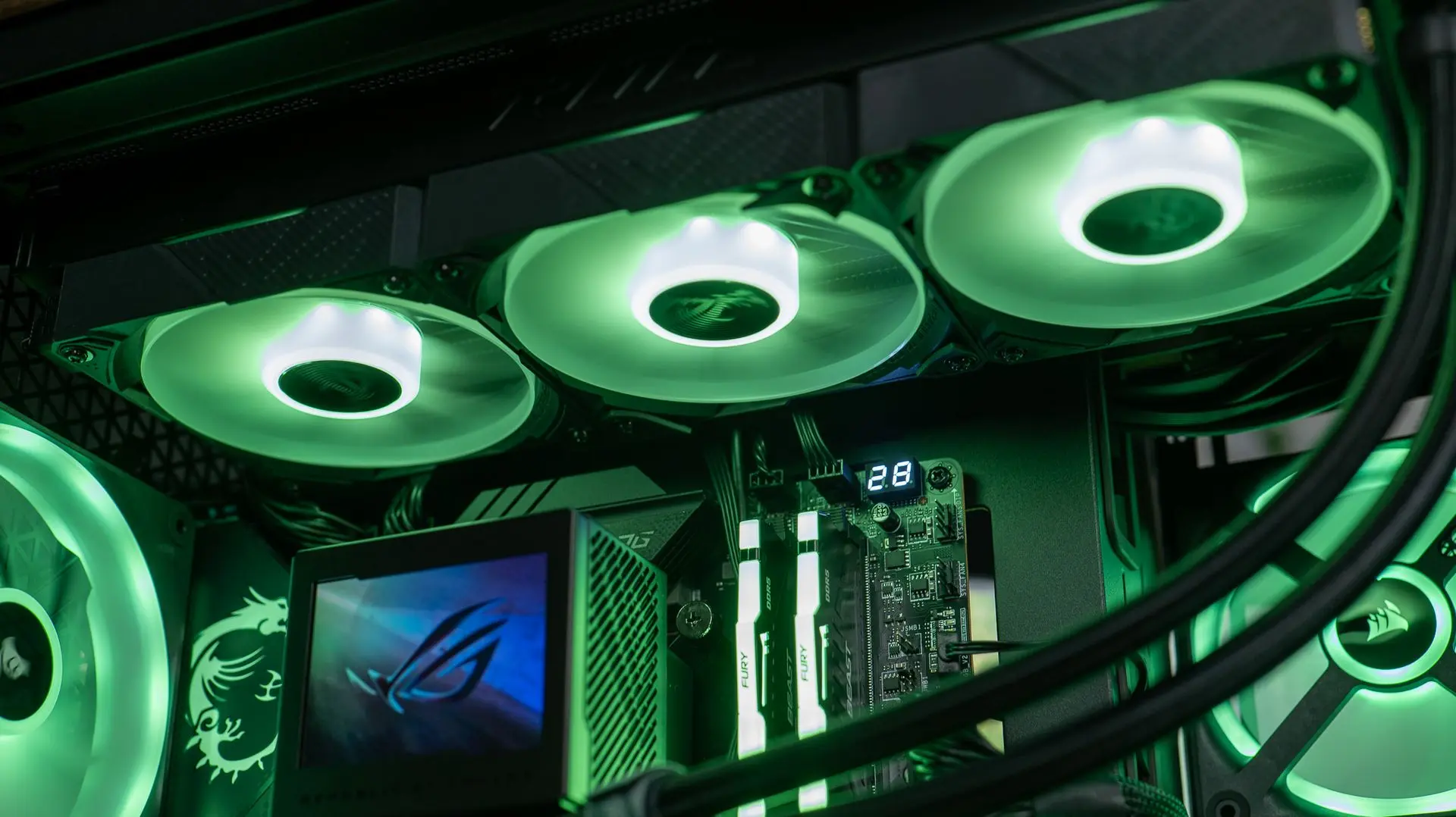 Watercooling ASUS ROG RYUJIN III avec écran LCD et ventilateurs RGB verts dans un PC FlowUP