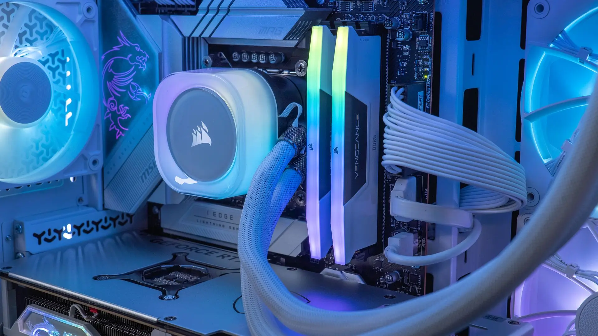 Intérieur d'un PC Gamer blanc FlowUP : Corsair iCUE Link H150 RGB blanc, RAM Corsair Vengeance et câbles gainés