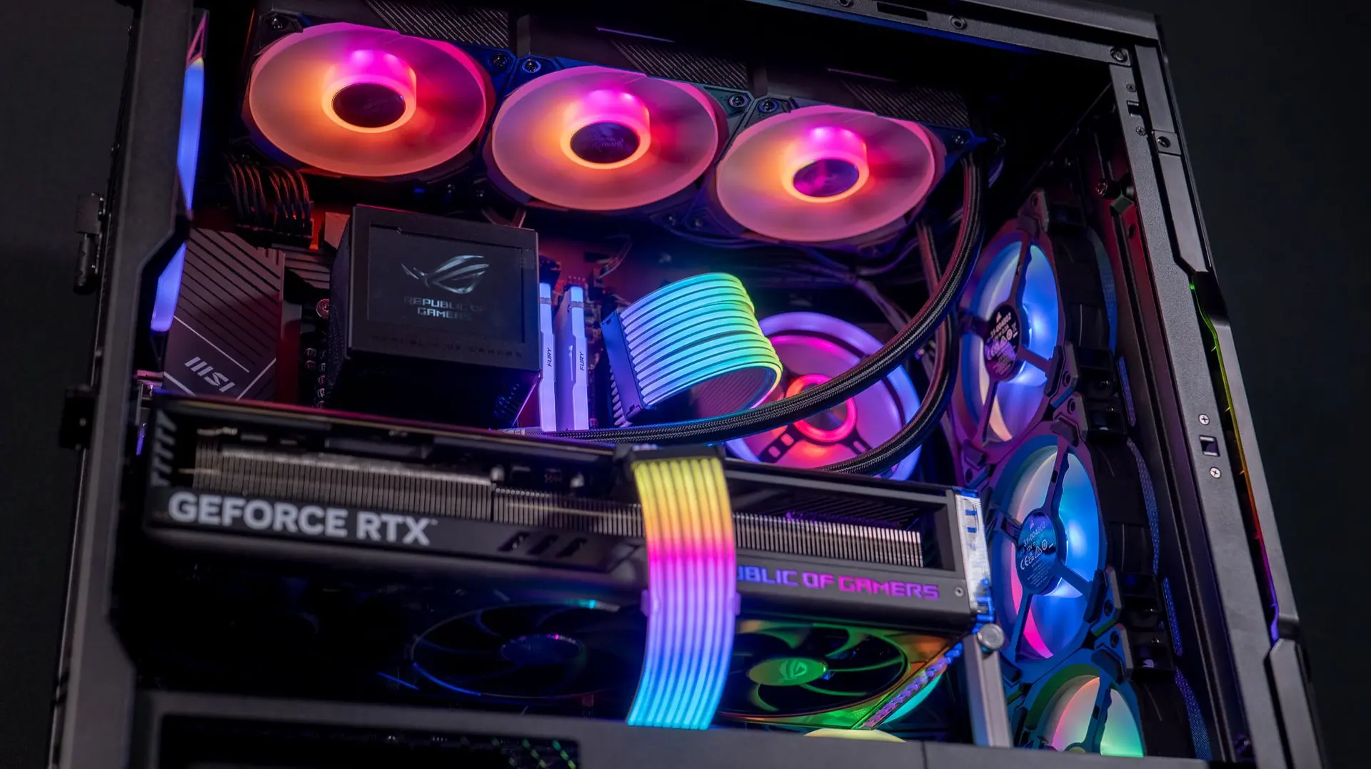 Intérieur du PC Good Guy sur mesure avec carte graphique GeForce RTX et éclairage RGB