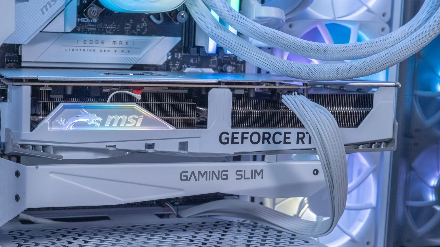 Carte graphique GeForce RTX 4080 Suprim X installée dans un PC gamer FlowUP avec éclairage LED vert