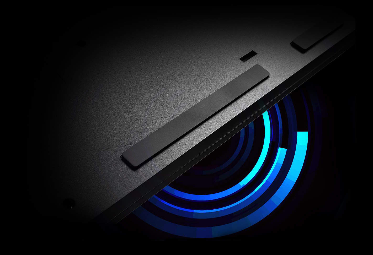 Bandes antidérapantes en caoutchouc sur la base du clavier MSI Vigor GK20 assurant une stabilité parfaite sur le bureau chez FlowUP