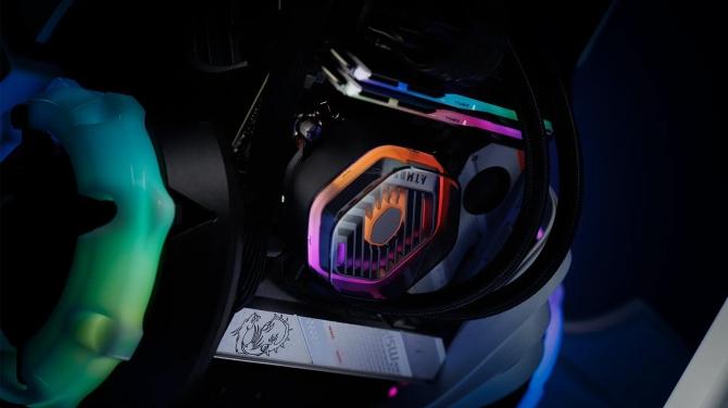 Gros plan sur le pc sur mesure Shark X avec éclairage RGB dynamique dans un PC gamer FlowUP