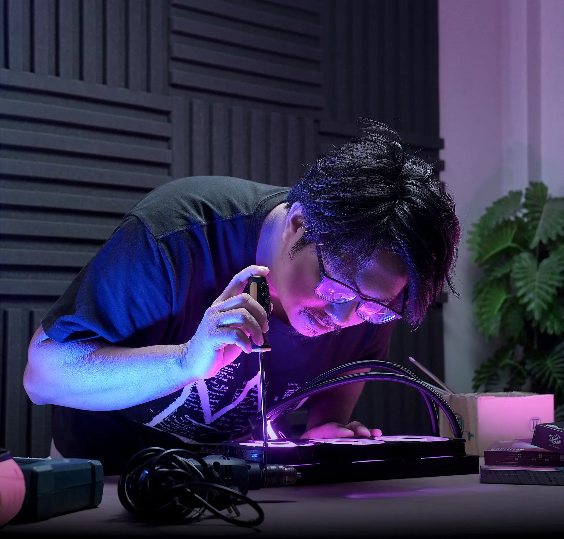 Expert FlowUP assemblant minutieusement un PC gamer sur mesure