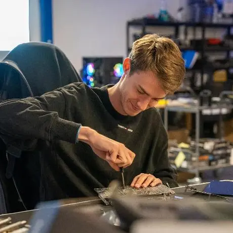 Fondateur FlowUP Gaultier assemblant  un composant dans l'atelier PC gamer de haute qualité