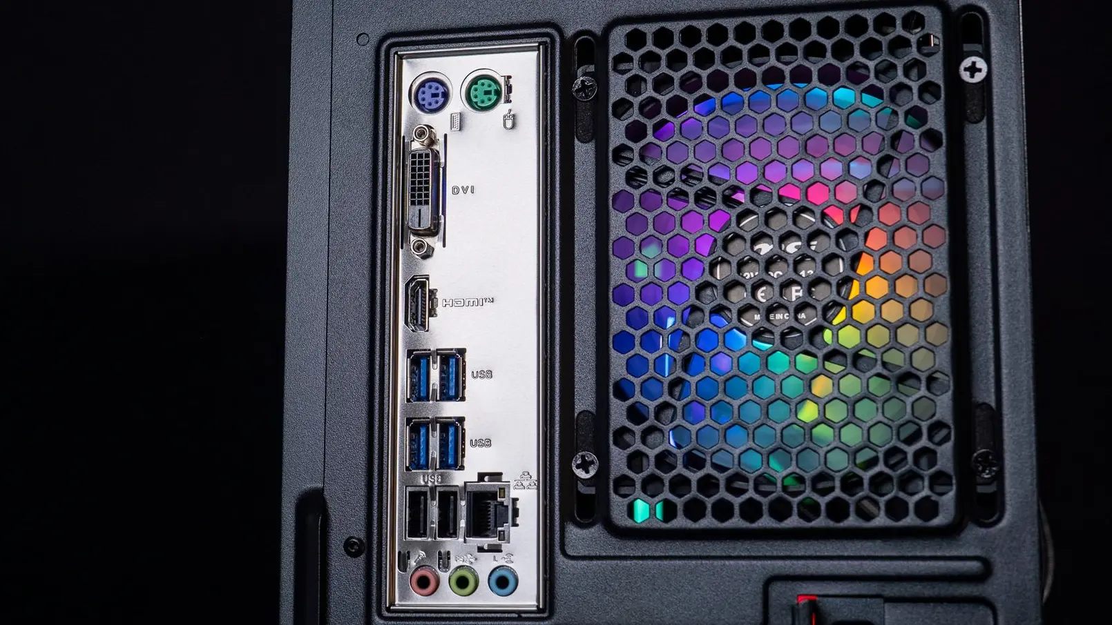 Panneau arrière PC gamer FlowUP avec ports USB, audio, Ethernet et ventilation RGB