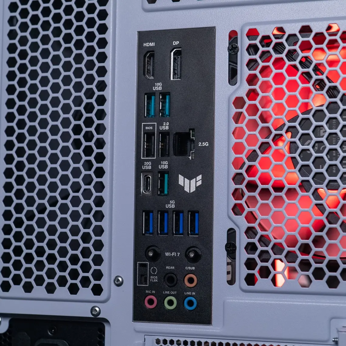 Panneau arrière d’un PC avec ports HDMI, DisplayPort, USB et connectiques audio visibles pour vérifier les branchements Cette photo montre l’arrière d’un ordinateur fixe, avec ses ports d’entrée/sortie : HDMI, DisplayPort, USB, Ethernet, audio et alimentation. Elle illustre visuellement l’étape essentielle de vérification des connexions électriques lors d’un diagnostic de démarrage PC. Un simple câble mal inséré, une prise HDMI branchée sur la mauvaise sortie (comme la carte mère au lieu de la carte graphique dédiée), ou un port USB défectueux peuvent bloquer le bon fonctionnement du système. Cette image renforce le conseil préliminaire crucial : toujours commencer par contrôler les branchements physiques avant de soupçonner une panne matérielle plus grave.