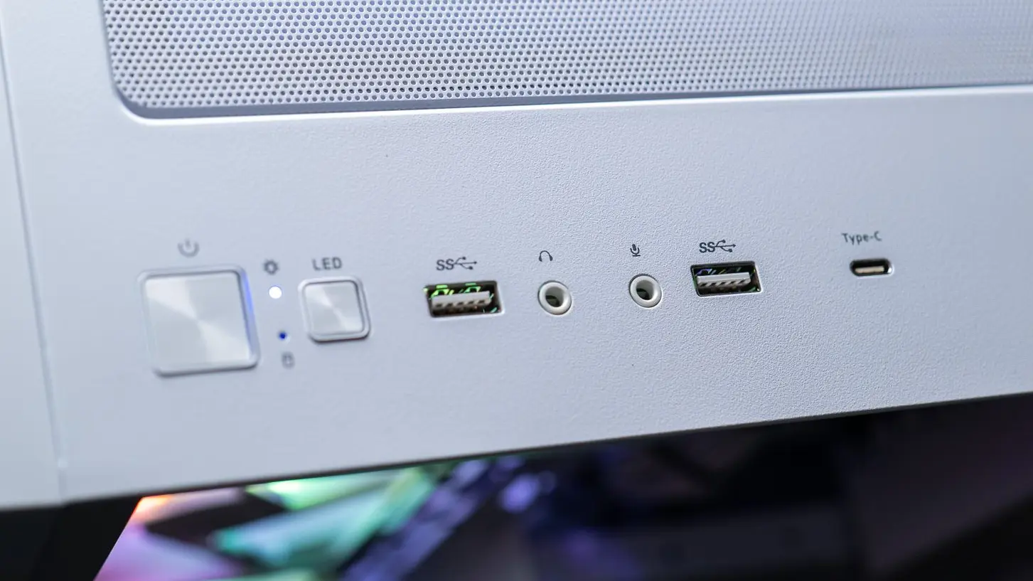 Ports USB Type C et Jack 3.5mm sur le panneau supérieur du boîtier blanc du PC gamer RAINBOW V2 GEFORCE RTX 5070 Ti de FlowUP