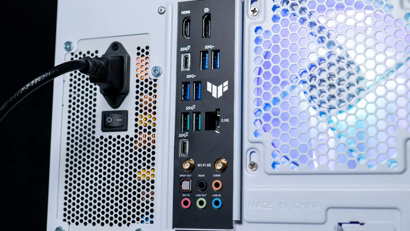 Connectiques arrières de la carte mère ASUS TUF avec ports USB Ethernet et Audio du PC gamer RAINBOW V2 GEFORCE RTX 5070 Ti de FlowUP