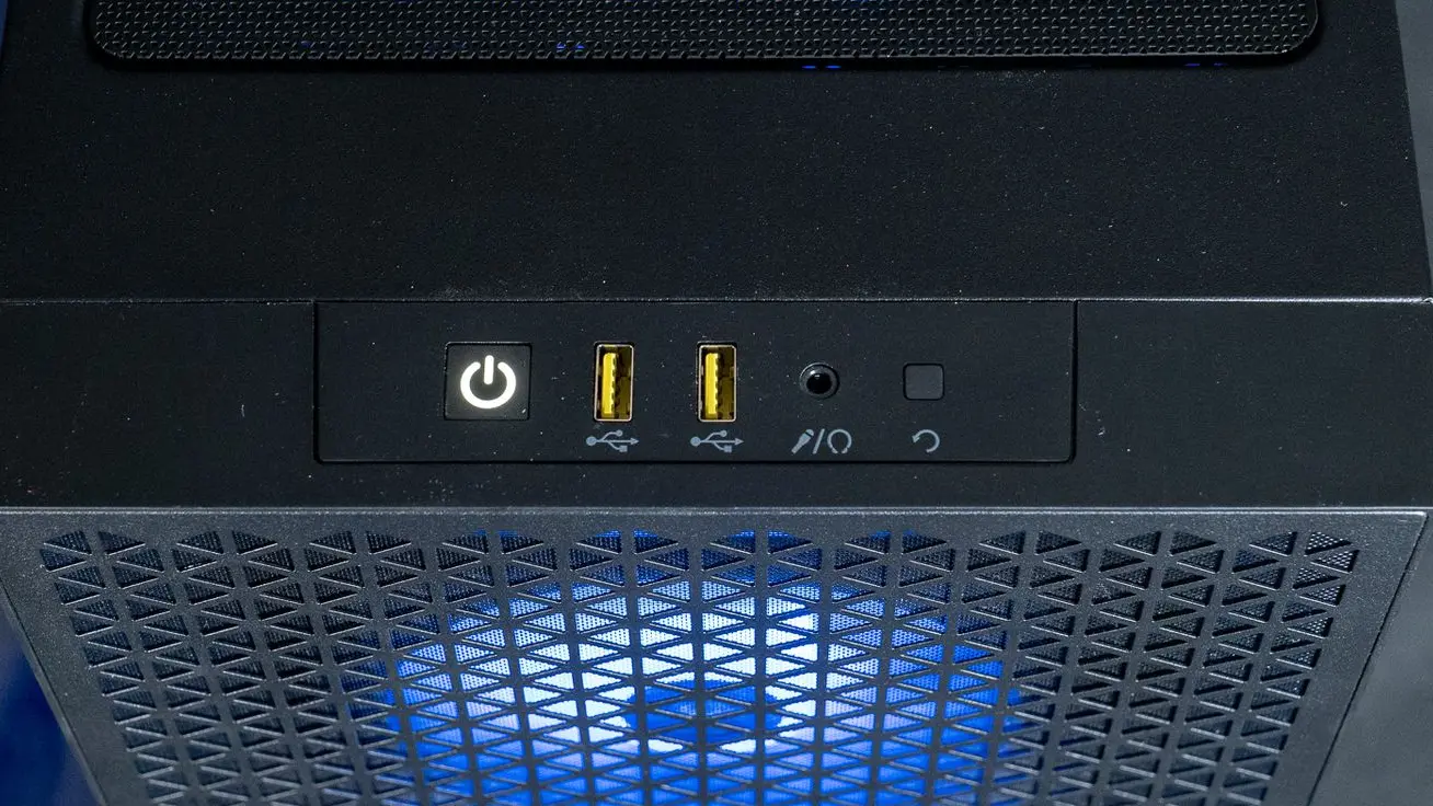 Façade boîtier PC gamer AQUA V2 GEFORCE RTX™ 5070 avec ports USB bouton power et ventilation RGB