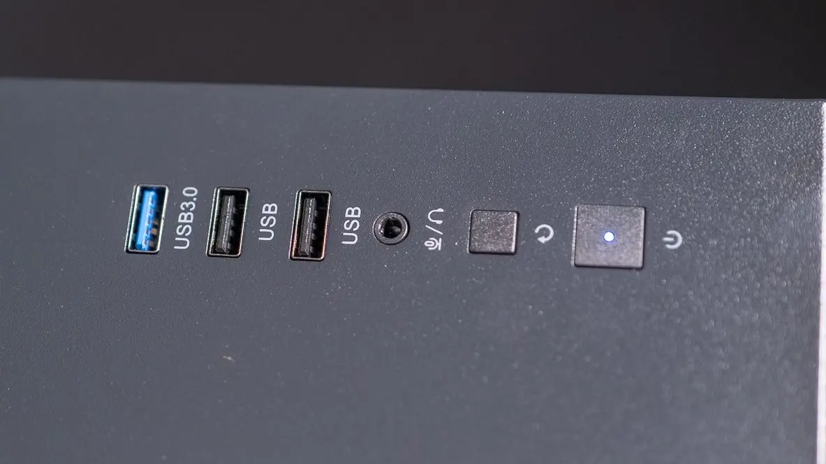 Panneau avant du boîtier avec ports USB 3 audio et bouton power du PC gamer FREEZER RADEON™ RX 9070 XT FlowUP