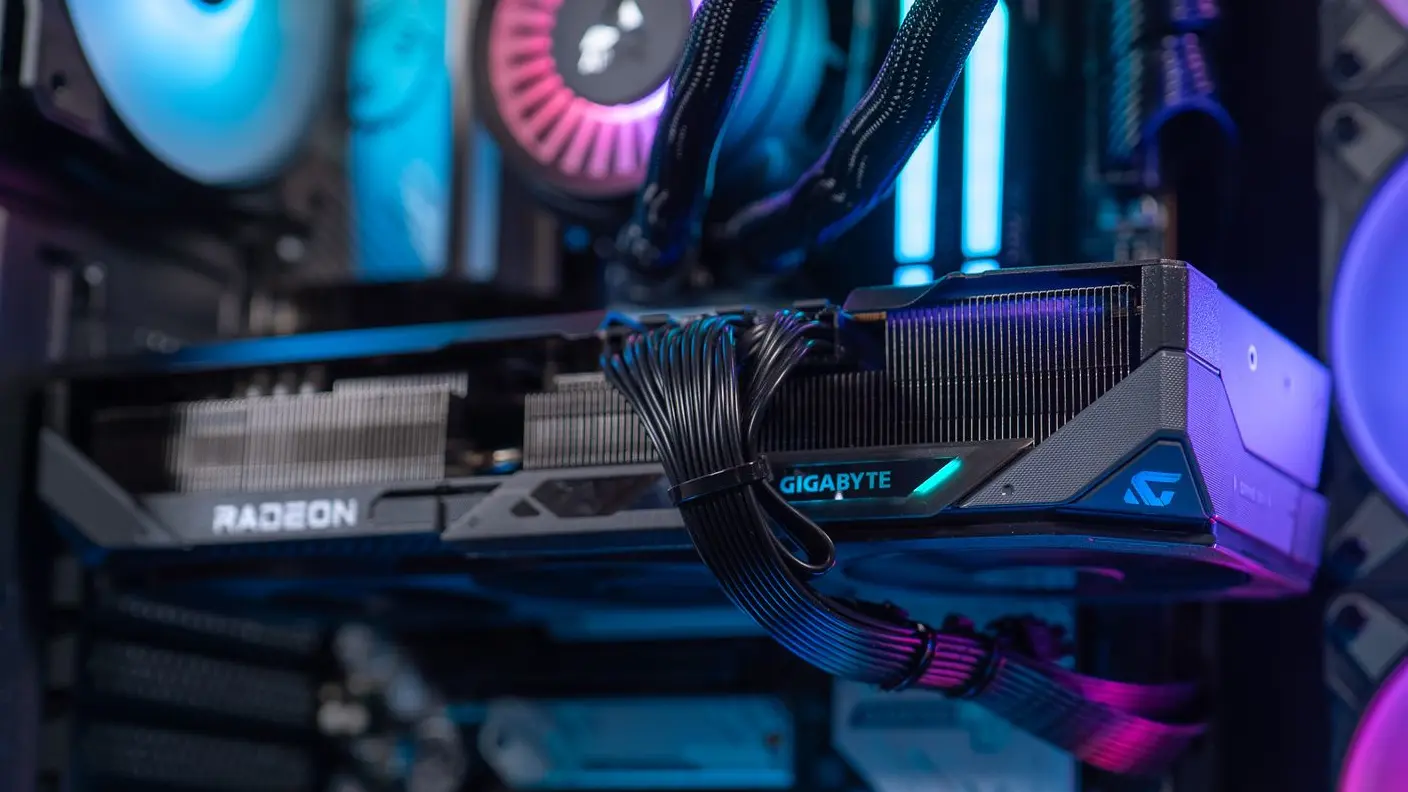 Carte graphique AMD Radeon RX 9070 XT installée dans le PC gamer FREEZER RADEON™ RX 9070 XT FlowUP avec éclairage RGB et configuration gaming 1440p et 4K ultra performante
