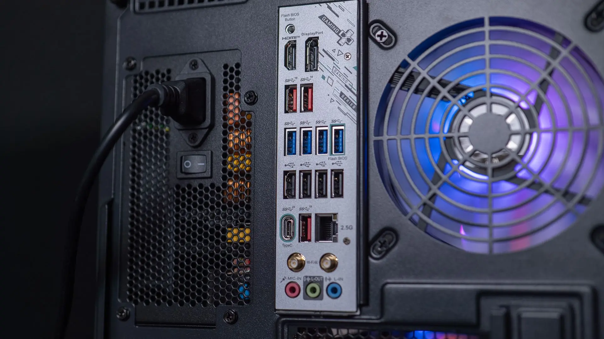 Panneau arrière avec ports USB HDMI Ethernet audio et alimentation du PC gamer FREEZER RADEON™ RX 9070 XT FlowUP