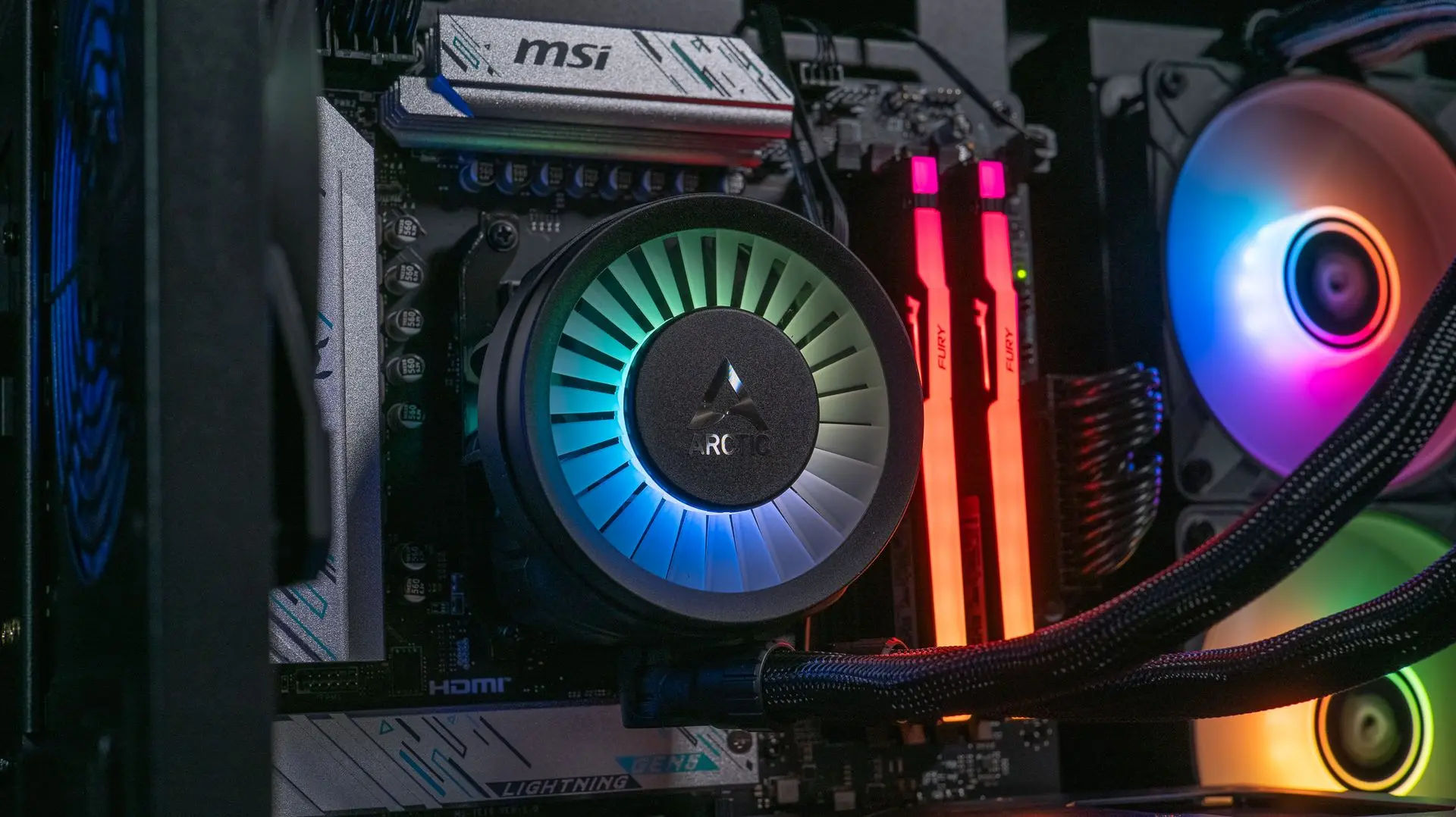 Processeur AMD Ryzen 7 7800X3D installé avec refroidissement RGB dans le PC gamer FREEZER RADEON™ RX 9070 XT FlowUP optimisé pour le gaming 1440p et 4K haute performance