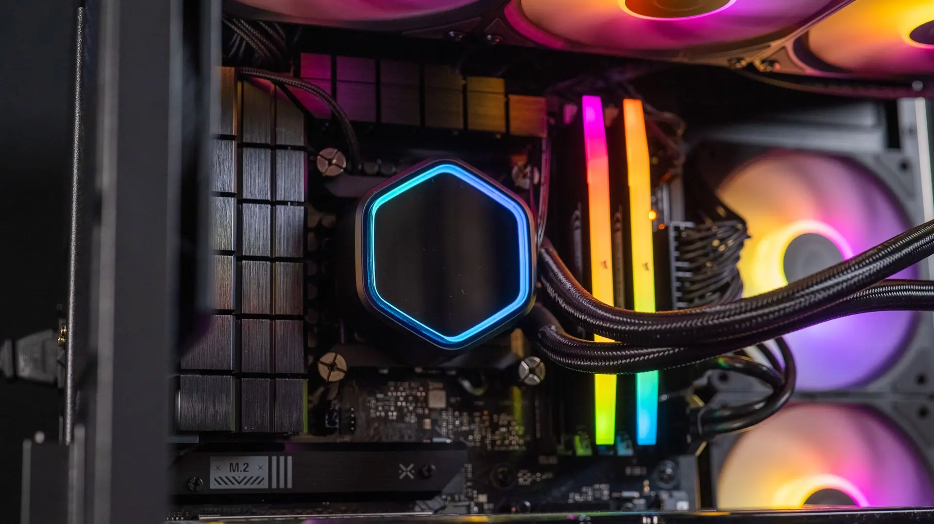 Processeur Intel Core i5 14400F intégré dans PC gamer AQUA V2 GEFORCE RTX™ 5070 avec refroidissement RGB et configuration gaming haute performance
