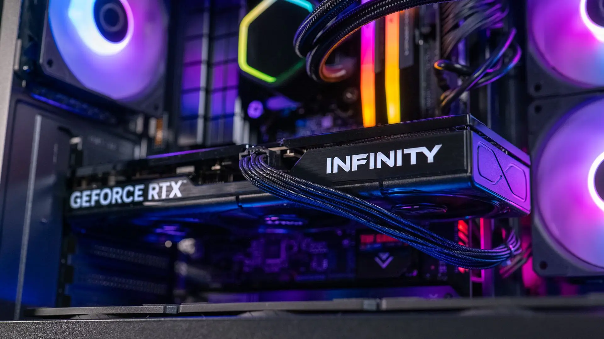 Carte graphique NVIDIA GeForce RTX 5070 installée dans PC gamer AQUA V2 GEFORCE RTX™ 5070 pour gaming 1440p 4K DLSS 4 et création de contenu