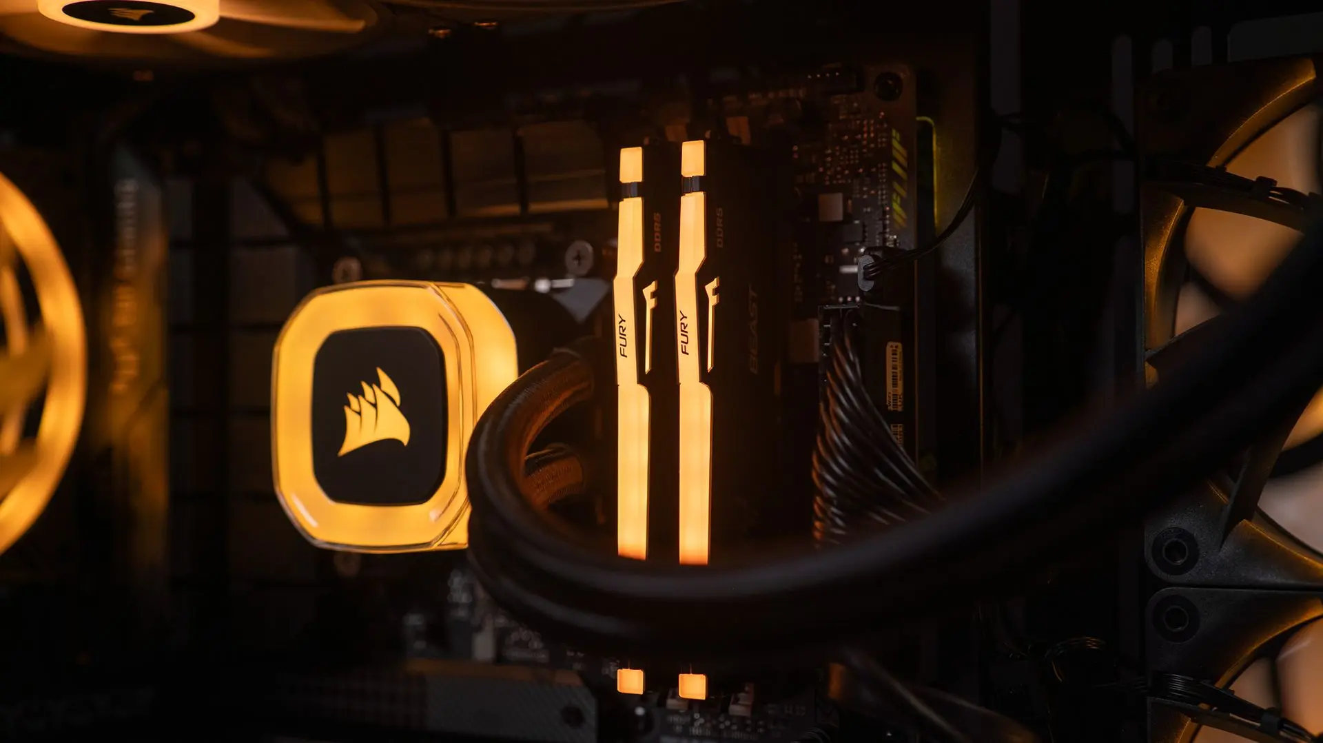 PC Gamer FlowUP : Watercooling Corsair iCUE Link et RAM DDR5 avec éclairage LED ambre