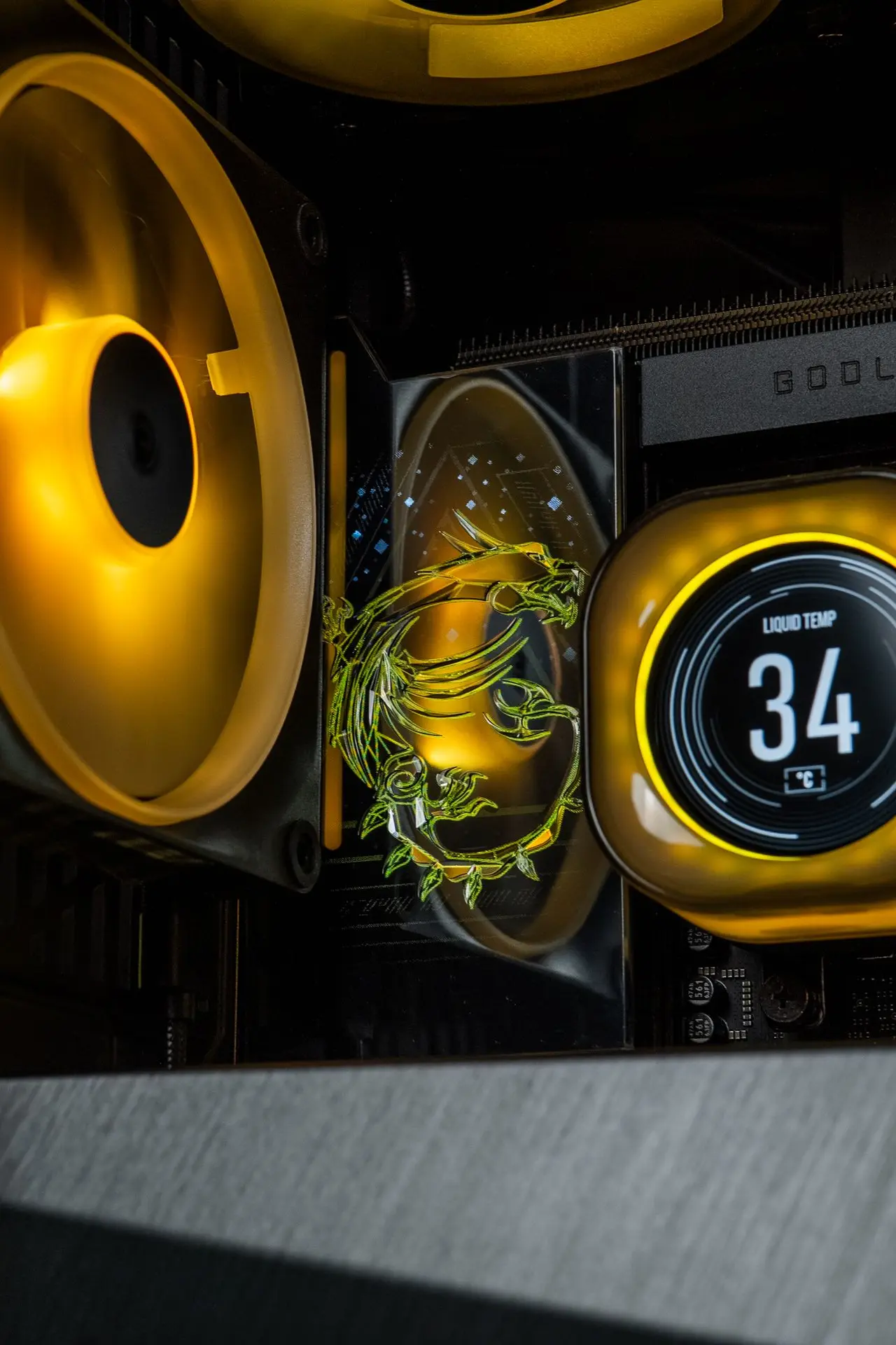 Intérieur d’un PC gamer haut de gamme avec refroidissement liquide MSI et ventilateurs RGB