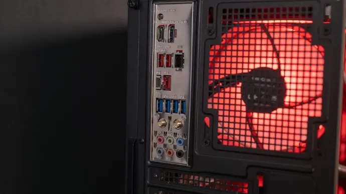 PC gamer Rift Radeon™ RX 9060 XT – panneau arrière carte mère avec ports USB, audio et ventilation RGB rouge pour configuration gaming performante