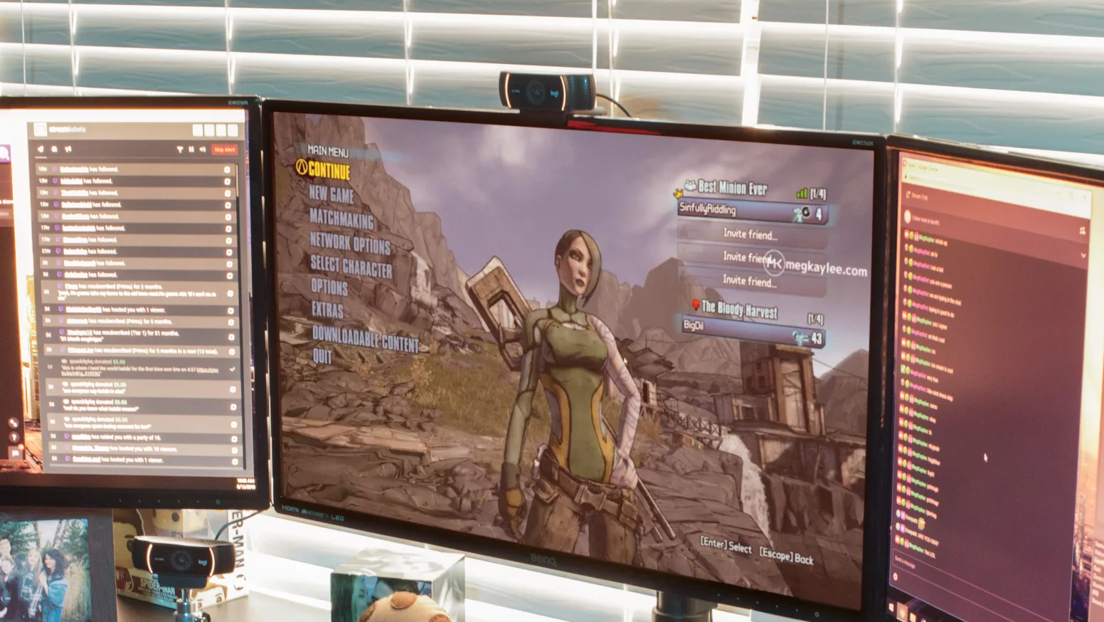 Webcam Logitech C922 Pro Stream fixée sur un écran affichant un stream de jeu en 1080p avec un champ de vision de 78° chez FlowUP