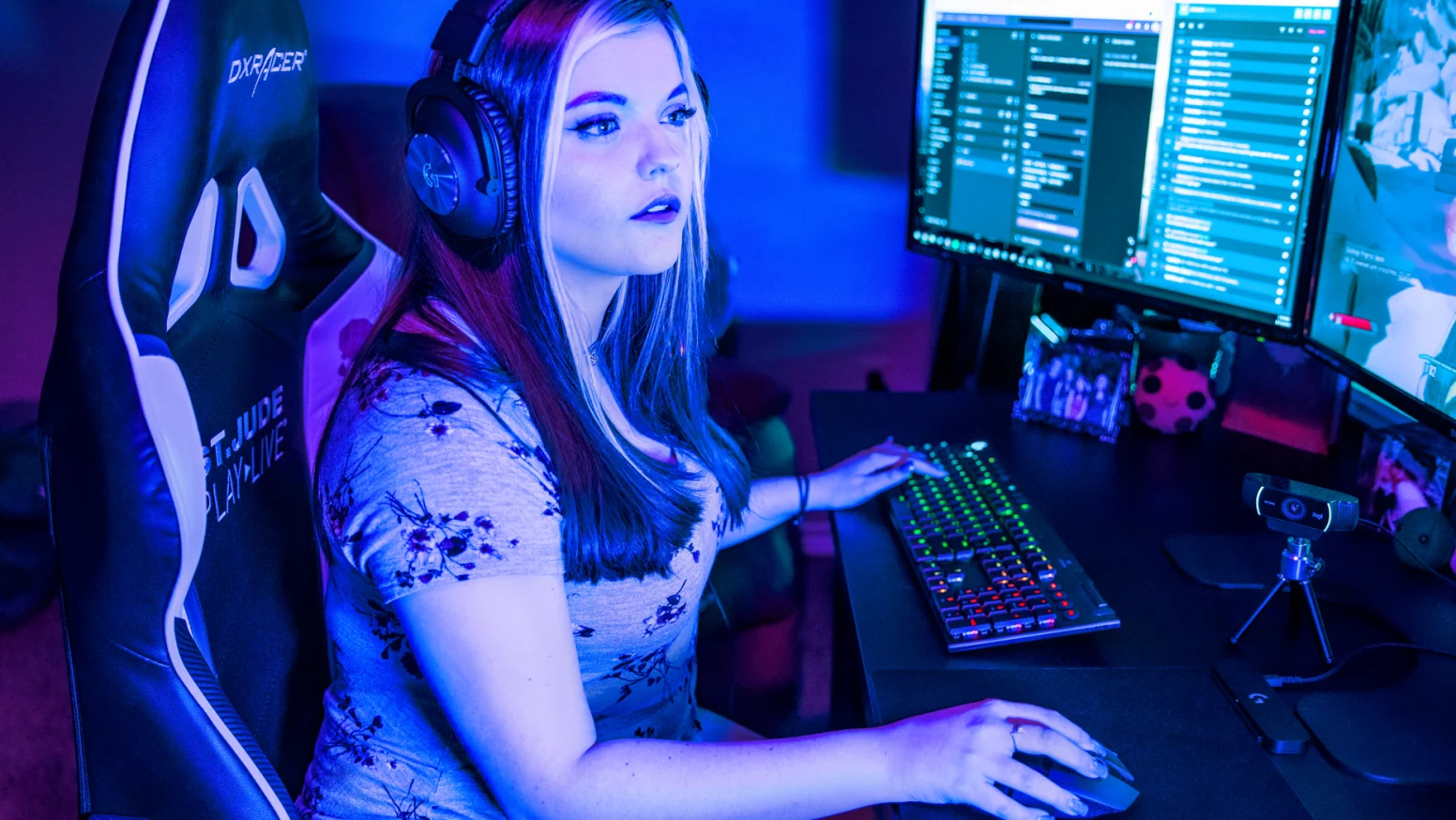 Mise en situation d'un stream avec la webcam Logitech C922 montée sur trépied dans un environnement de jeu à éclairage chez FlowUP