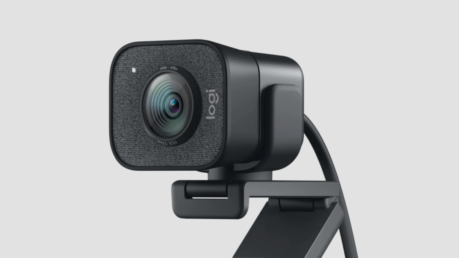 Webcam Logitech StreamCam compacte avec objectif Full HD 60 fps et finition en tissu premium gris fixée sur son support articulé chez FlowUP