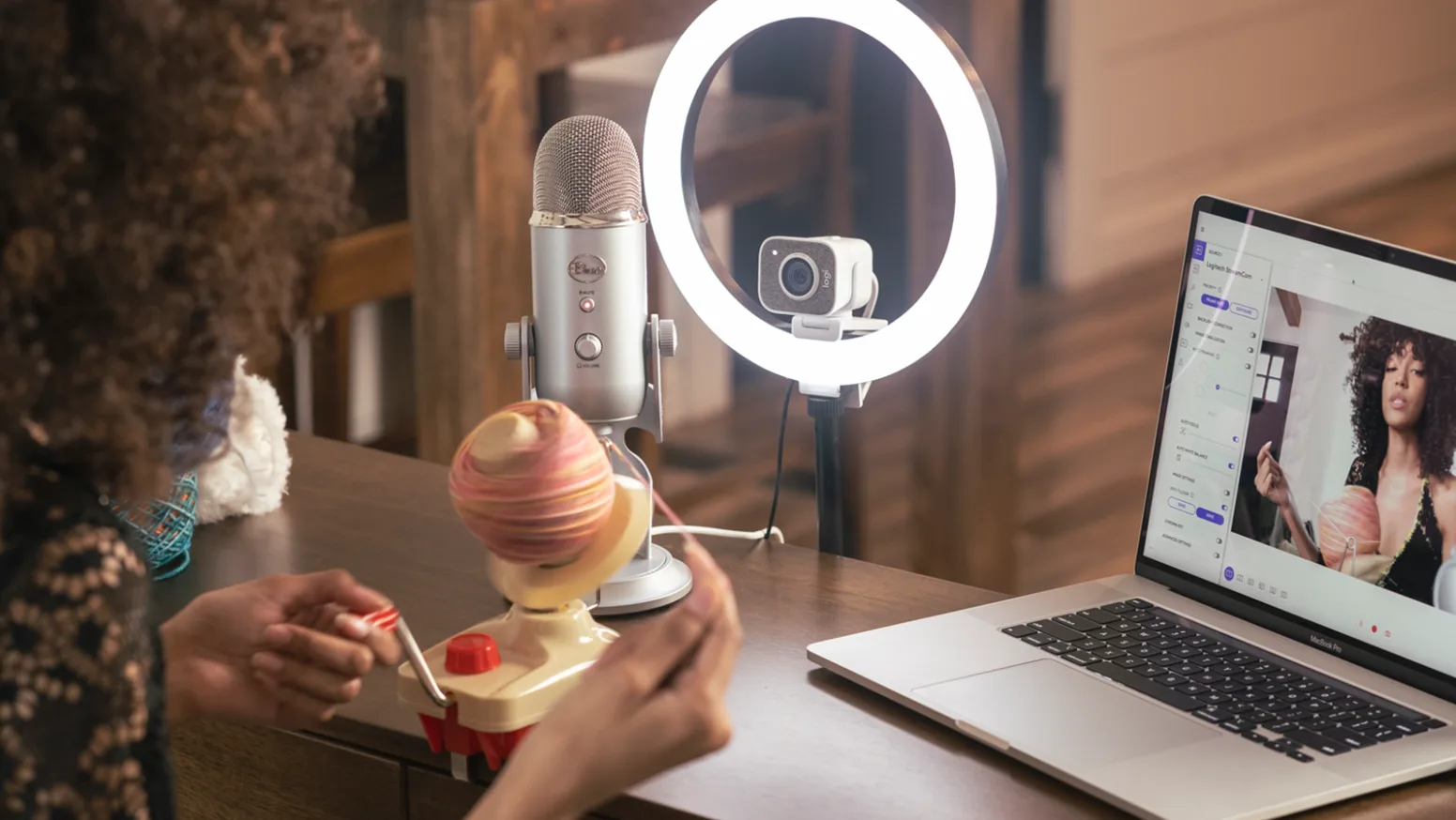 Webcam Logitech StreamCam blanche installée au centre d'un ring light pour un éclairage professionnel lors d'un stream créatif chez FlowUP