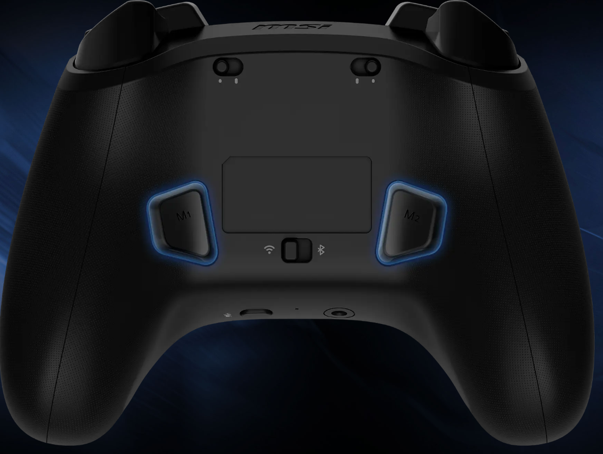 Vue arrière de la manette MSI Force GC300W noire montrant les boutons programmables M1/M2 et le sélecteur de mode sans-fil chez FlowUP