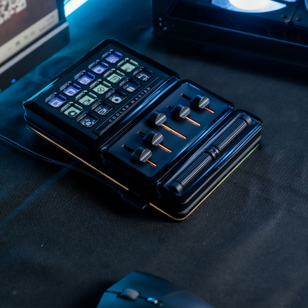 Vue d'ensemble du Cooler Master MasterHub rétroéclairé avec ses modules de touches LCD, faders et rouleaux de défilement sur un bureau gaming chez FlowUP