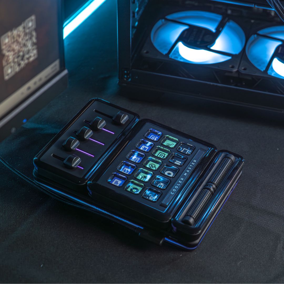 Interface du Cooler Master MasterHub rétroéclairée avec faders violets et touches tactiles LCD intégrée dans un setup gaming full RGB chez FlowUP