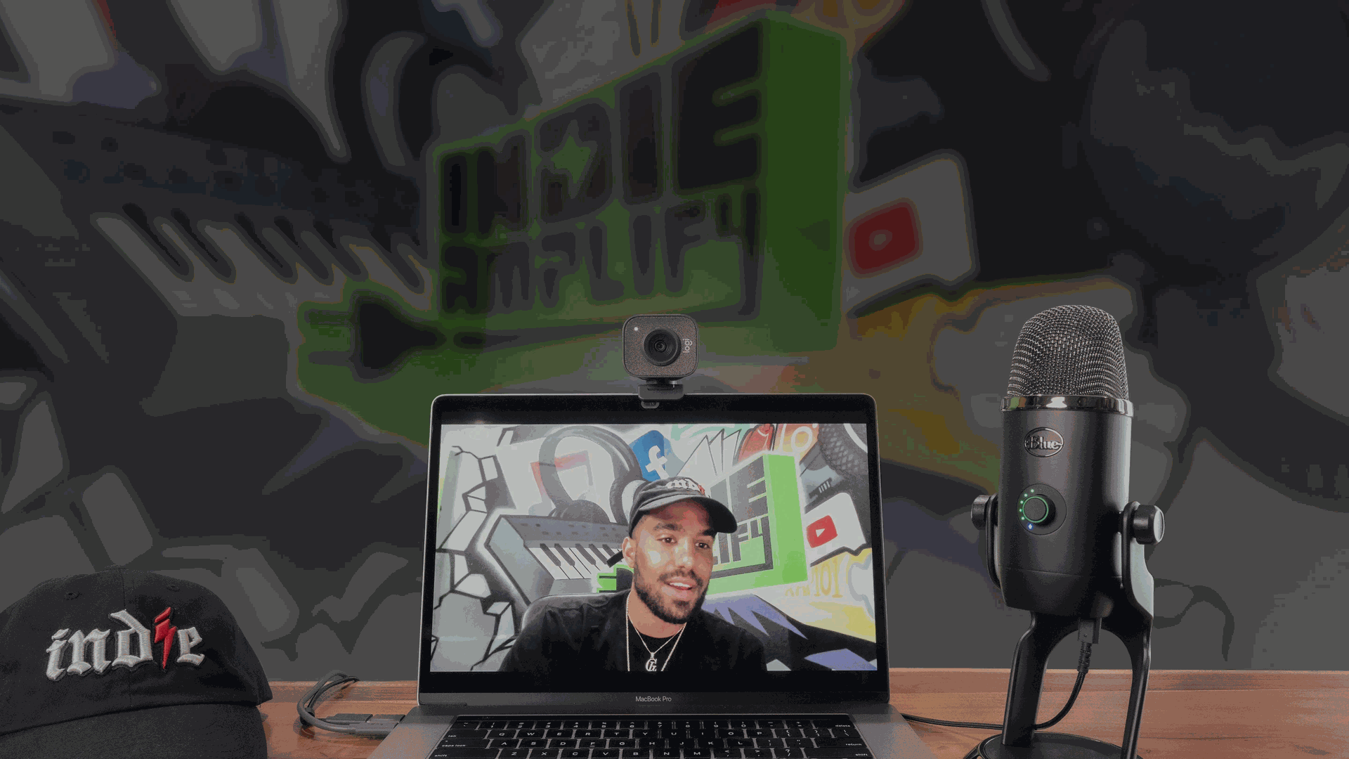 Webcam Logitech StreamCam capturant une vidéo fluide en 1080p à 60 fps pour un créateur de contenu dans un environnement de studio chez FlowUP