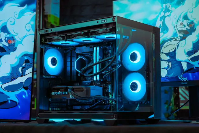 Intérieur RGB bleu du PC gamer AQUA V2 GEFORCE RTX™ 5070 avec carte graphique NVIDIA GeForce RTX 5070 et refroidissement optimisé pour gaming QHD 4K
