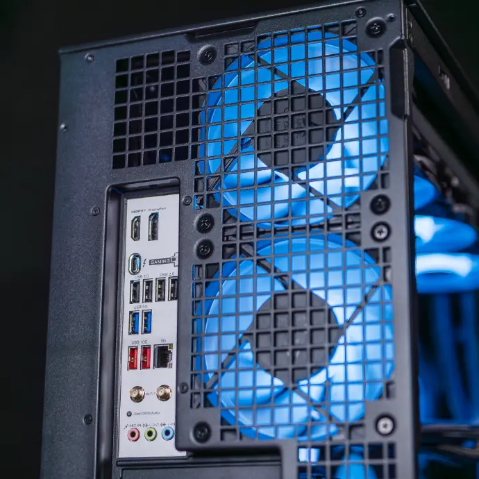 Connectiques arrières de la carte mère avec ports USB Ethernet et sorties audio pour le PC gamer ARCTIC GEFORCE RTX 5080 de FlowUP