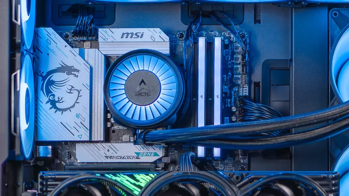 Processeur Intel Core Ultra 7 265K avec refroidissement watercooling et mémoire vive DDR5 installés dans le PC gamer ARCTIC GEFORCE RTX 5080 de FlowUP