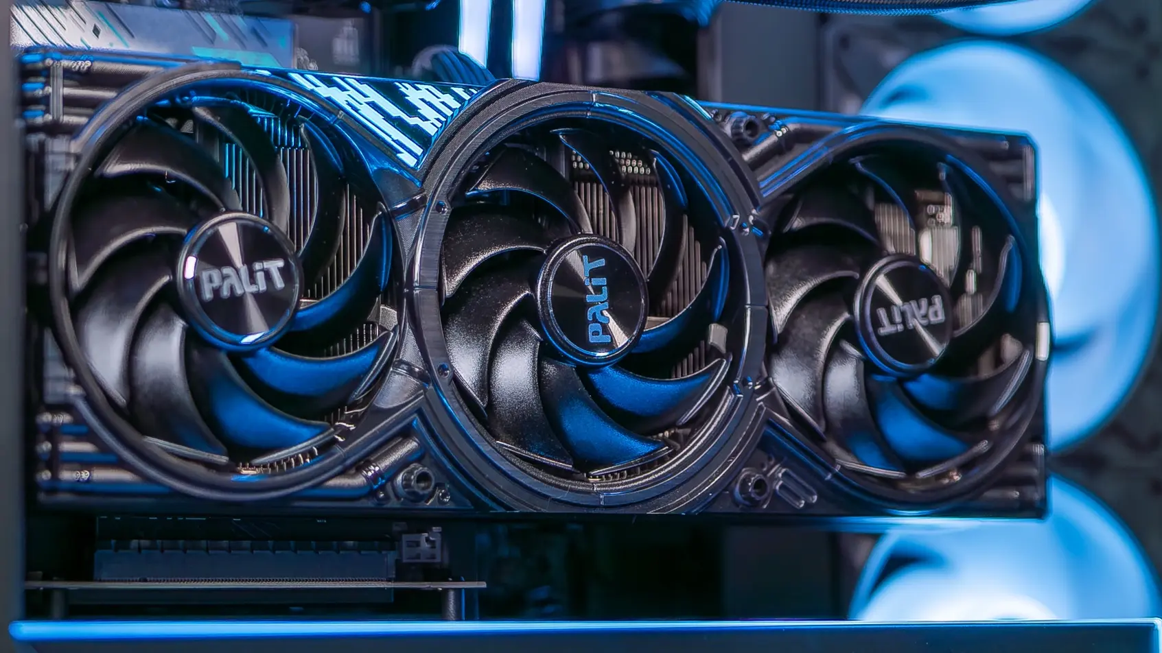 Carte graphique NVIDIA GeForce RTX 5080 Blackwell installée verticalement dans le boîtier Arctic Xtender du PC gamer ARCTIC GEFORCE RTX 5080 de FlowUP