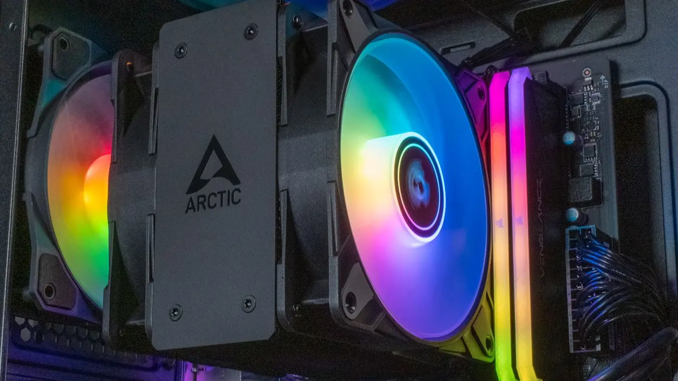 Refroidissement ARCTIC RGB sur processeur AMD Ryzen 5 5500 dans PC gamer FlowUP, configuration 1080p performante et bien ventilée