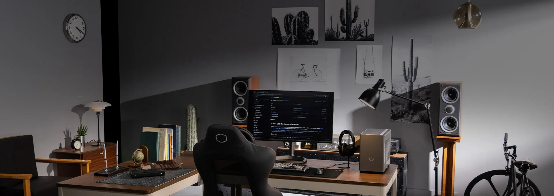 Installation de bureau moderne et épurée mettant en avant le clavier Cooler Master MK770 Gris Spatial au sein d'un setup de productivité chez FlowUP