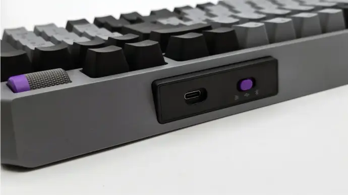 Sélecteur de mode et port USB-C à l'arrière du clavier Cooler Master MK770 pour une triple connectivité chez FlowUP